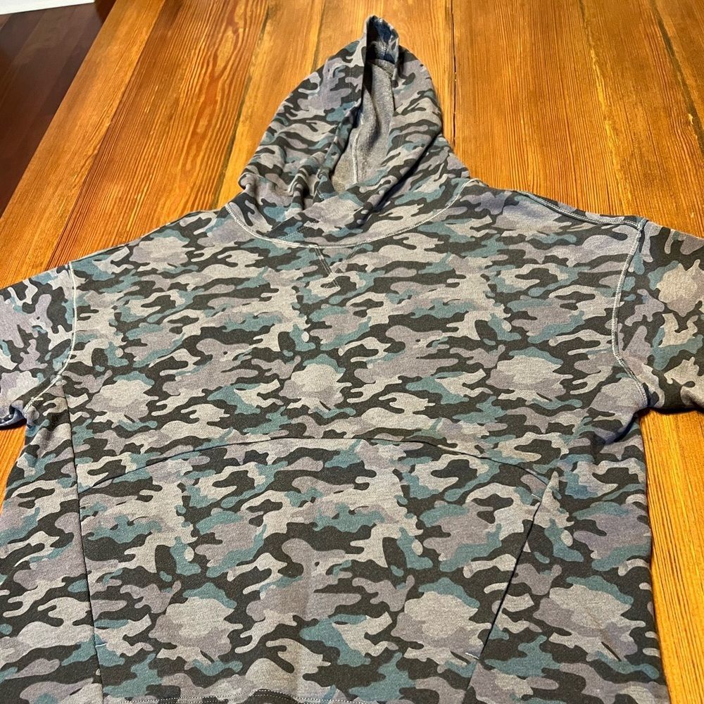 Fabletics Hadley Hi-Low Short-Sleeve Hoodie in Camo